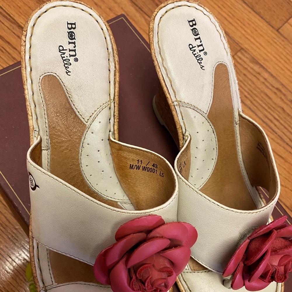 Born Drilles Wedge Sandals with changeable flowers - Picture 2 of 8